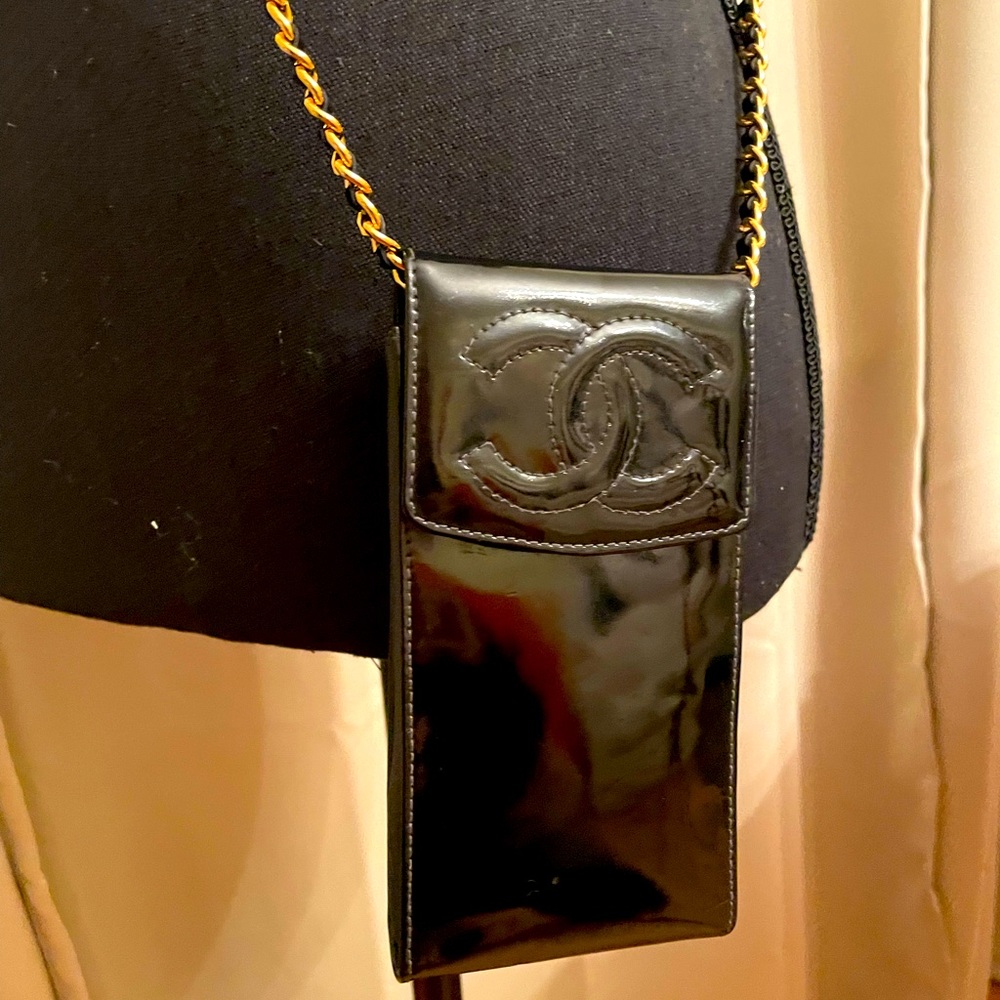 Chanel vintage patent cell phone holder - Picture 5 of 13